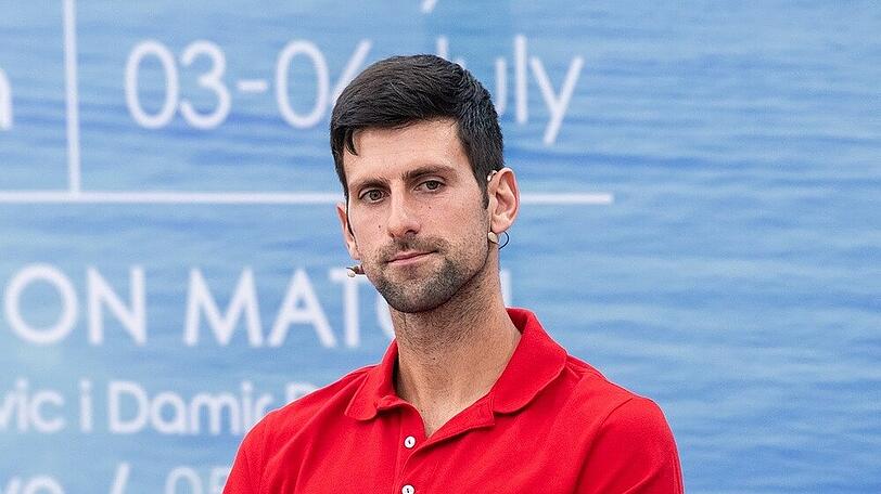 Novak Djokovic muss nach seiner Disqualifikation eine hohe Geldstrafe zahlen.