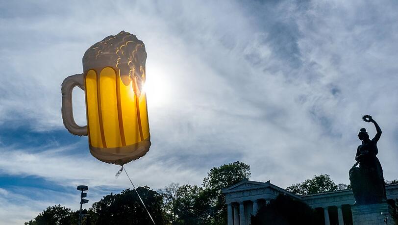 Ein Luftballon in Form eins Bierkruges schwebt auf dem Oktoberfestgelände.