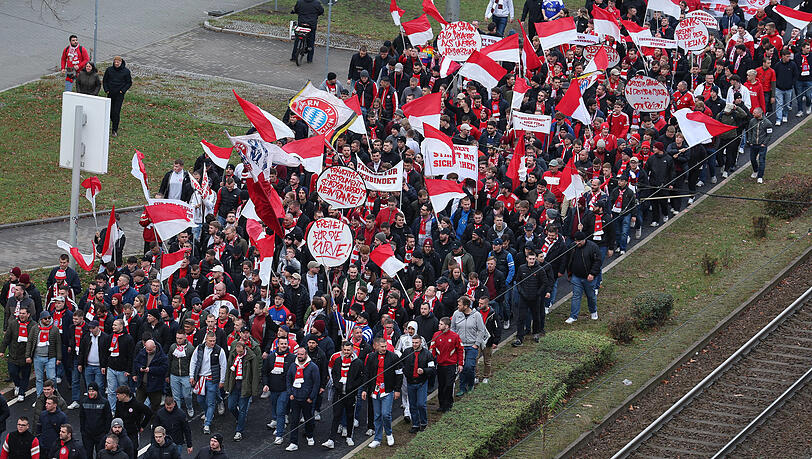 Hundere Fans des FC Bayern reisten zu einer kurzfristig anberaumten Fandemo eigens nach Leipzig,