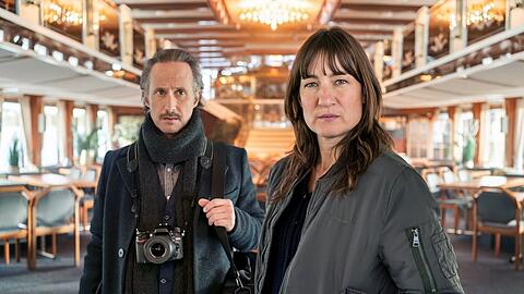 "Verlorene Seelen. Ein Krimi aus Passau": Ferdinand Zankl (Michael Ostrowski, l.) bekommt von Roswitha Hertel (Martina Mittendorfer) eine interessante Information zum Mordfall.