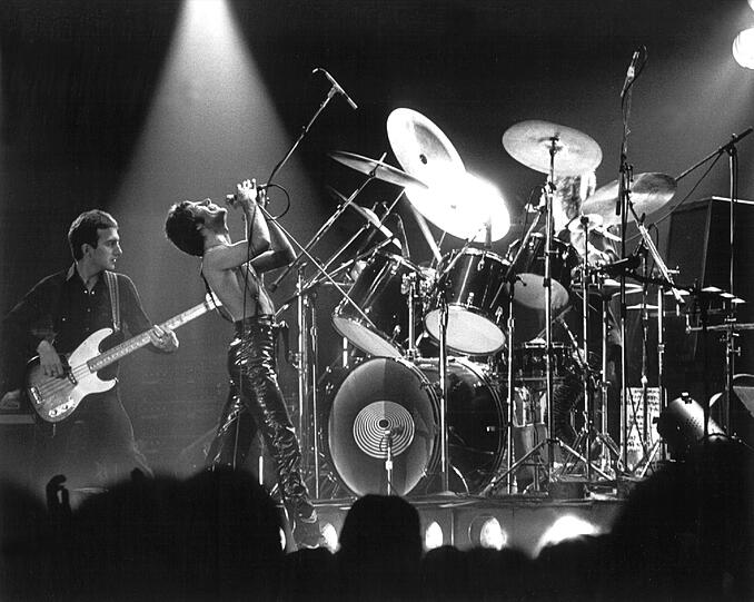 Freddie Mercury bei einem Auftritt mit Queen in Hamburg im Jahr 1979