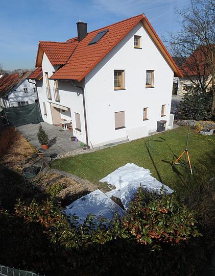 Brutaler Doppelmord in Notzing bei Erding: Ein Ehepaar wurde tot im Garten verscharrt. Der 21-jährige Täter hat sich gestellt - er ist der Ex-Freund der Tochter.
