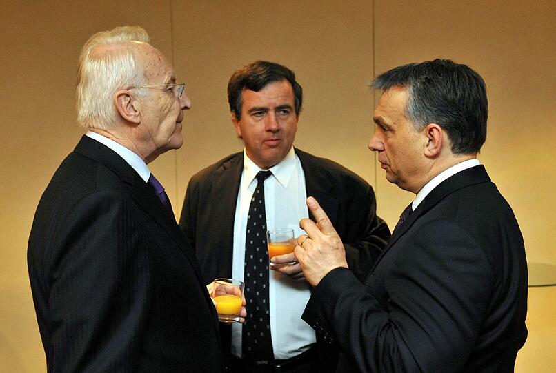 Edmund Stoiber (l.) und der ungarische Premierminister Viktor Orban unterhalten sich vor dem Konzert.