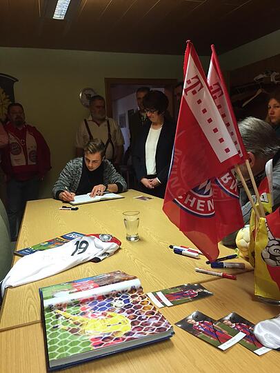 Mario Götze stattete den Red Stars Attenhausen einen Besuch ab