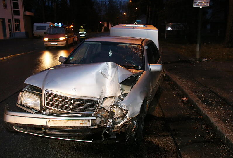 Der Mercedes krachte in den Anhänger des Mofas und danach gegen eine Straßenlaterne.