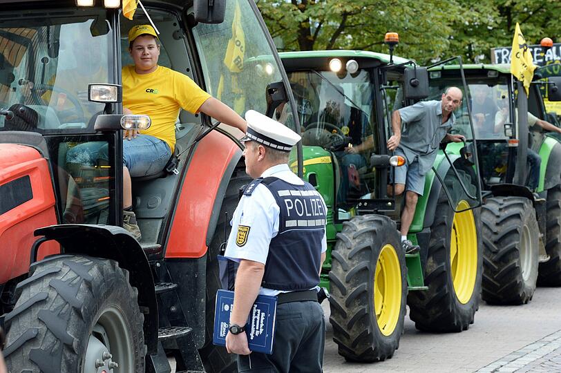 Deutsche und französische Milchbauern protestieren gemeinsam mit einer Treckersternfahrt durch Freiburg (Baden-Württemberg) gegen die fallenden Milchpreise und das Überangebot von Milch auf dem Markt.