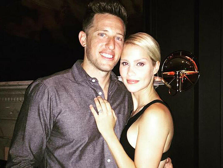 Stolz präsentiert Claire Holt ihren Verlobungsring
