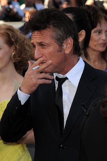 Hollywoods Bad Boy Sean Penn steckt sich sogar auf dem Roten Teppich eine Zigarette an