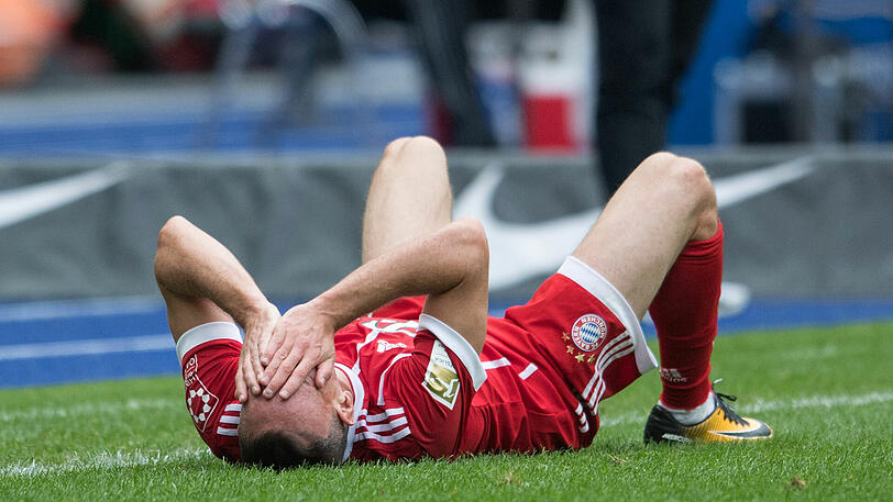 FRANCK RIBÉRY | Außenbandriss | Der französische Dribbelkünstler gehört zu den Dauerpatienten beim Rekordmeister. Beim Auswärtsspiel gegen Hertha BSC Berlin Anfang Oktober zog sich Ribéry einen Außenbandriss zu und fällt wohl noch bis Mitte Dezember aus. "Ich möchte auf jeden Fall noch in der Hinrunde spielen, das ist realistisch. Vielleicht klappt es schon gegen Paris, das wäre super. Aber: Schauen wir mal", gab er sich am Mittwoch gegenüber der SportBild kämpferisch. Das letzte Spiel in diesem Jahr bestreiten die Bayern gegen Borussia Dortmund (20.12.). Ende der Woche unterzieht sich der 34-Jährige einer erneuten MRT-Untersuchung. Wenn die Ergebnisse positiv sind, wird er in der kommenden Woche wieder ins Mannschaftstraining einsteigen können. Fazit: Rückkehr absehbar!