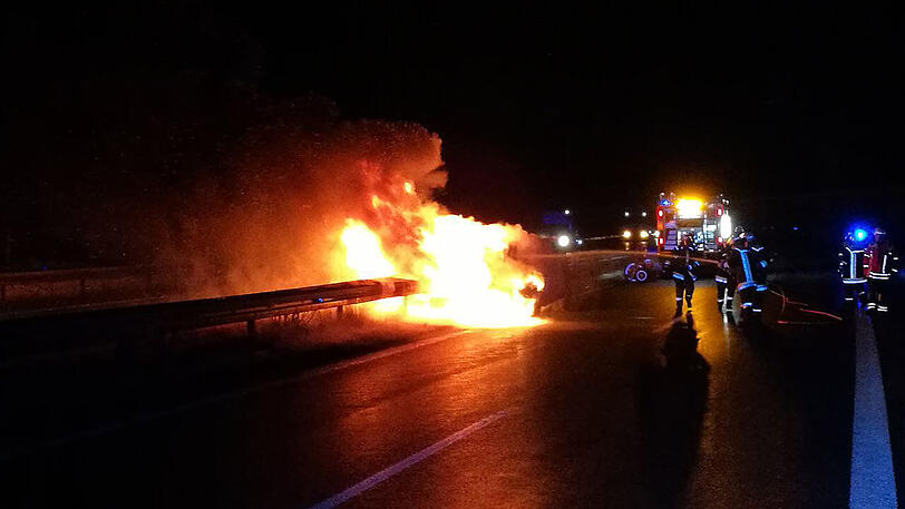 Nachdem der in Flammen stehende Hummer unkontrolliert über die Autobahn gerollt war, brannte er an der Mittelleitplanke völlig aus. Die Bilder.