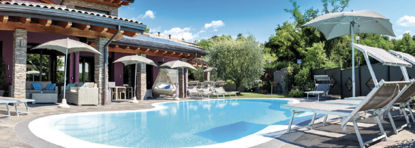 Sichern Sie sich jetzt Ihre Traumimmobilie: Ganz in der Nähe des Stadtkerns und der Seepromenade von Peschiera del Garda befindet sich diese wunderschöne Liegenschaft mit 2 Immobilieneinheiten, einem gemeinsamen beheizbaren Schwimmbad mit Whirlpool und privatem Garten von ca. 1.400 Quadratmetern.