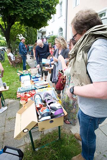 Blick hinter die Hausfassaden ins Grüne: der Gartenflohmarkt in Gern. Die Fotos.