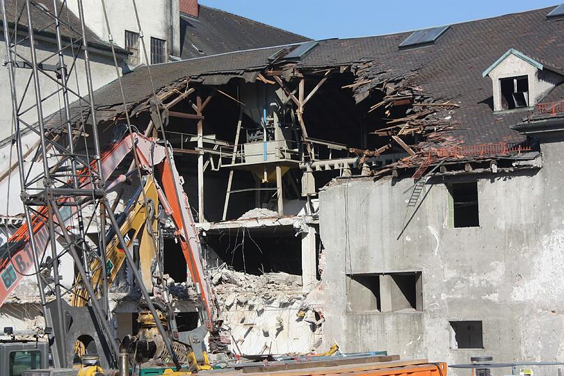 Das alte Zacherlbräu an der Ohlmüllerstraße in der Au wird teilweise abgerissen. Hier soll die neue Verwaltung von Paulaner in zwei Jahren einziehen. Die Bilder.