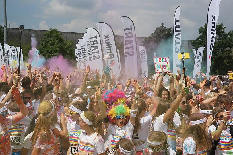 Beim Color Run steht der bunte Spaß im Mittelpunkt und nicht die sportliche Leistung. Die besten Bilder vom Lauf am Sonntag im Riemer Park.