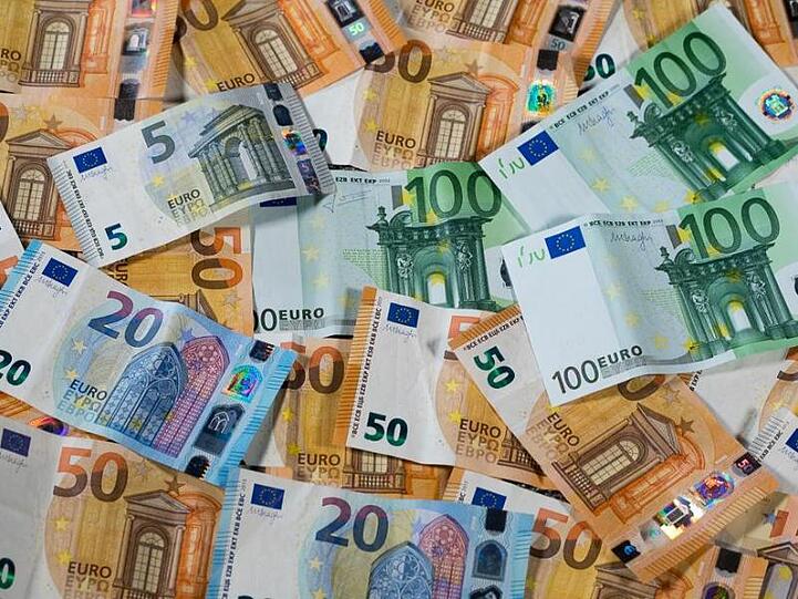Verschiedene Euroscheine liegen auf einem Haufen. Foto: Jens Büttner