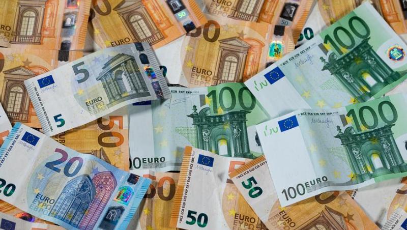 Verschiedene Euroscheine liegen auf einem Haufen. Foto: Jens Büttner Verschiedene Euroscheine liegen auf einem Haufen. Foto: Jens Büttner