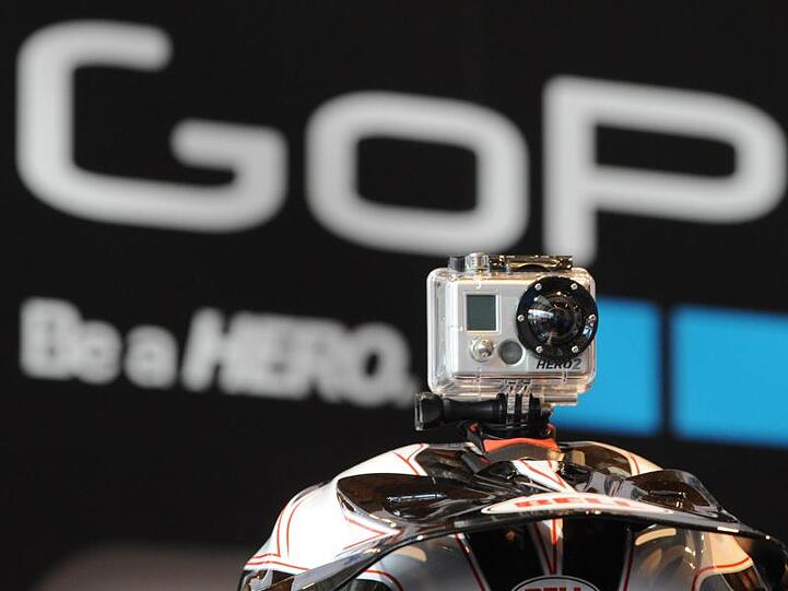 Eine GoPro-Kamera auf einem Fahrradhelm.