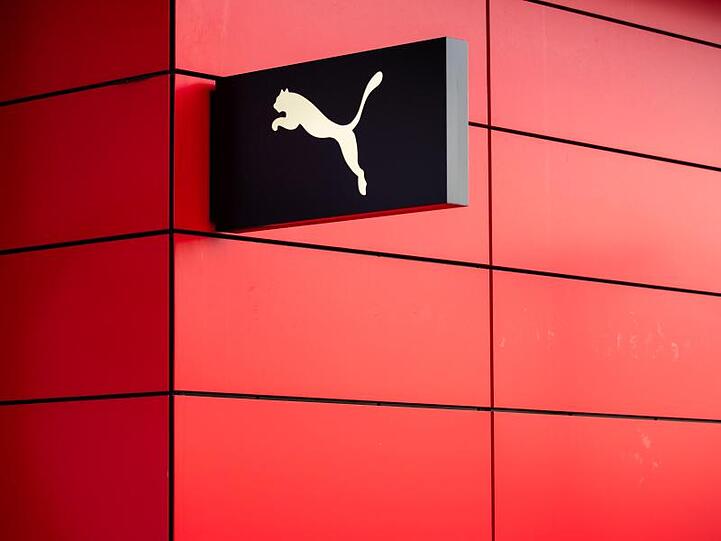 Das Logo des Sportartikelherstellers Puma SE hängt an der Außenfassade am Hauptsitz des Unternehmens. Foto: Daniel Karmann