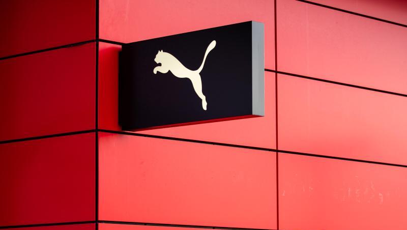 Das Logo des Sportartikelherstellers Puma SE hängt an der Außenfassade am Hauptsitz des Unternehmens. Foto: Daniel Karmann Das Logo des Sportartikelherstellers Puma SE hängt an der Außenfassade am Hauptsitz des Unternehmens. Foto: Daniel Karmann