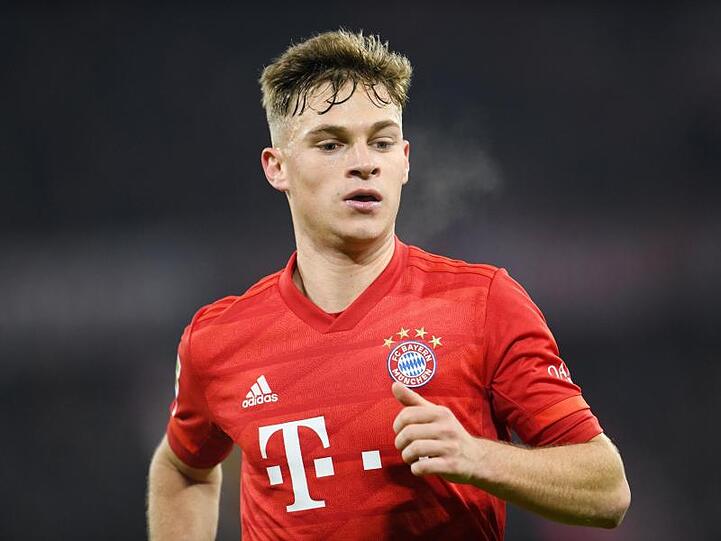 Joshua Kimmich von Bayern läuft über den Platz. Foto: Tobias Hase/dpa/Archivbild