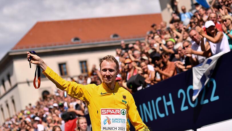 Marathonläufer Richard Ringer jubelt.