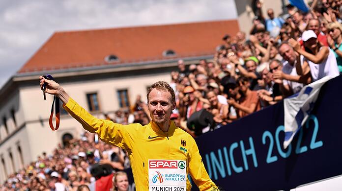 Marathonläufer Richard Ringer jubelt.