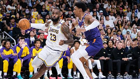 Kam gegen die Phoenix Suns auf 19 Punkte: NBA-Superstar LeBron James (l).