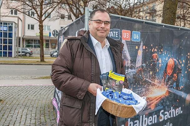 MVG-Chef Ingo Wortmann steht an der Brudermühlstraße und verteilt Kekse an die vorbeieilenden Fahrgäste. MVG-Chef Ingo Wortmann steht an der Brudermühlstraße und verteilt Kekse an die vorbeieilenden Fahrgäste.