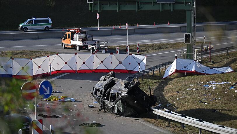 Der Wagen mit den Migranten überschlug sich in einer Kurve an einer Autobahnausfahrt. (Archivbild)