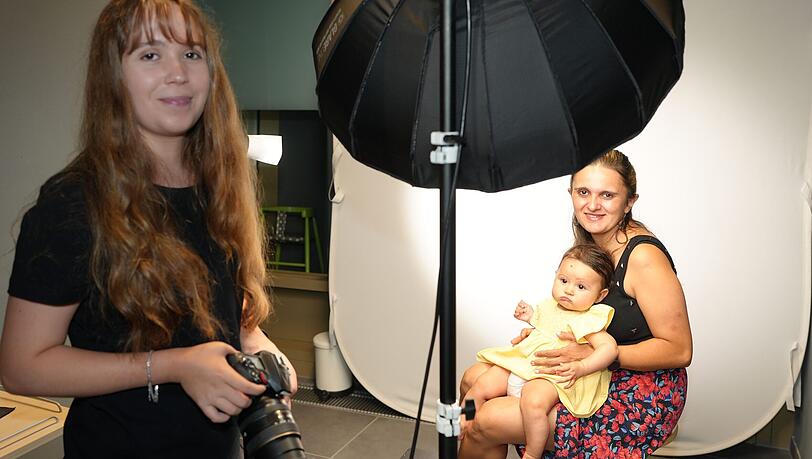 Fotos vom Profi: Mama Salome Rojas lässt sich mit Tochter Isabelle (sieben Monate) von Sandy Hoffmann fotografieren. Fotos vom Profi: Mama Salome Rojas lässt sich mit Tochter Isabelle (sieben Monate) von Sandy Hoffmann fotografieren.