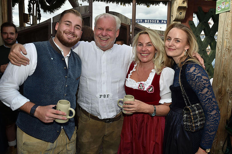 Unternehmer Paul Falke mit Ehefrau Kristina und den Kindern Max und Pauline