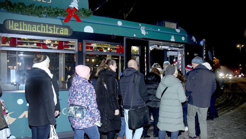 Wer hier Schlange steht, hat online reserviert.