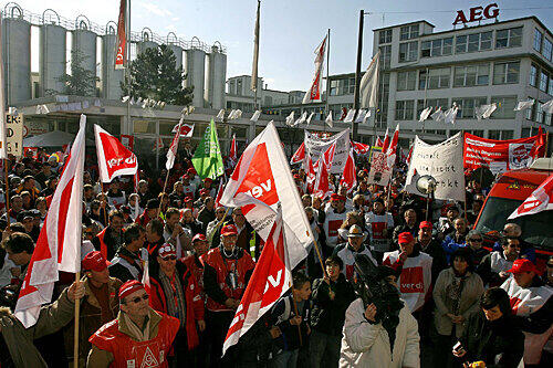 Februar 2006: Kundgebung vor dem AEG-Werkstor in Nürnberg-Muggenhof, ver.di-Mitglieder demonstrieren für ihre Kollegen aus dem bedrohten Werk.