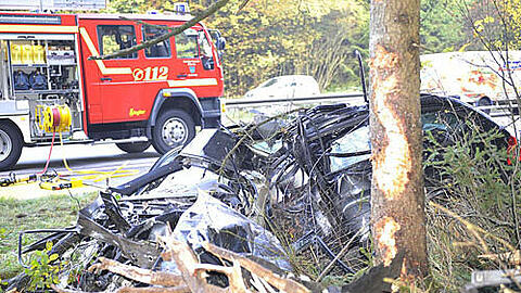 Schlimmer Unfall bei Schäftlarn: Von dem BMW ist nur noch ein Blechhaufen übrig