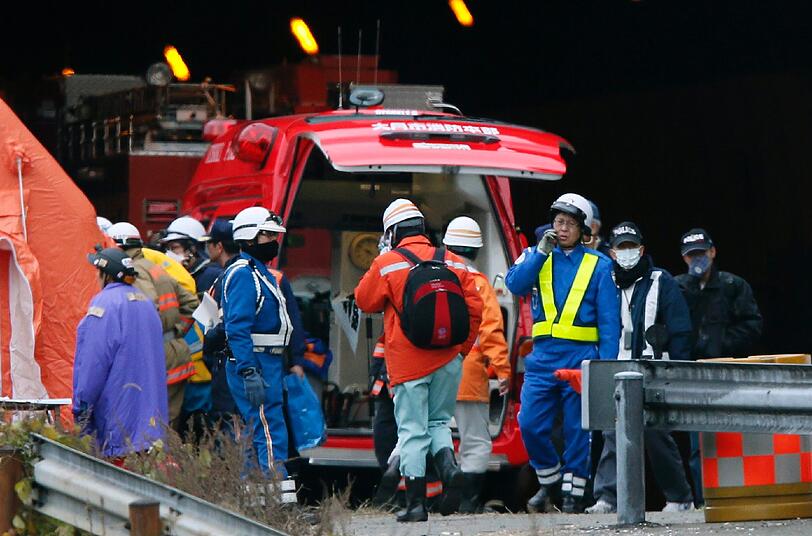 Rettungskräfte stehen am Tunnelportal bereit.