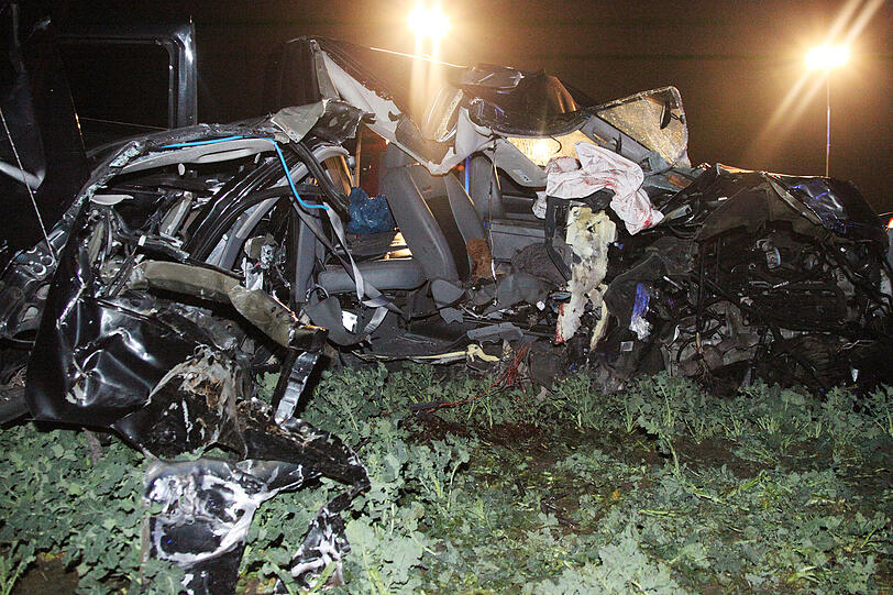 Auf der Kreisstraße ED5 Notzing-Moosinning hat sich in der Nacht auf Sonntag gegen 3.30 Uhr ein schwerer Unfall ereignet. Dabei wurden sechs Personen verletzt, davon drei schwer.