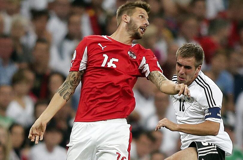 Guido Burgstaller im Luftduell mit Philipp Lahm.