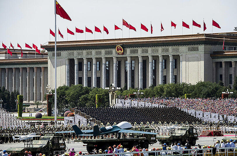 Bei der größten Militärparade seiner Geschichte hat China seine neuen Superwaffen präsentiert.