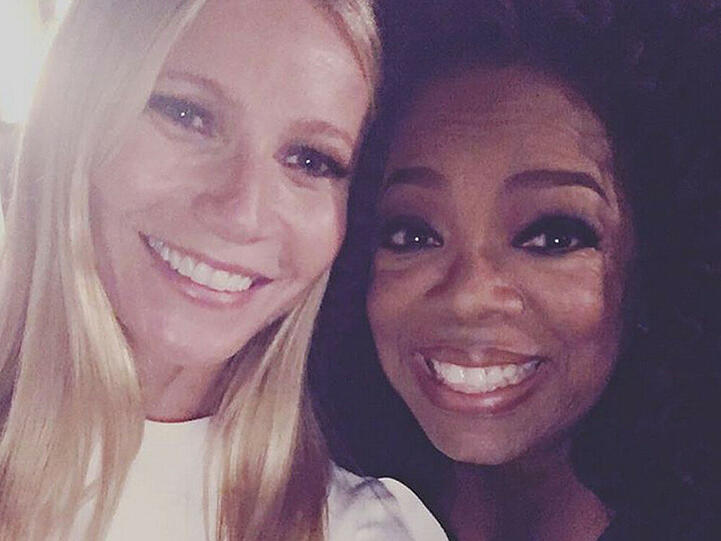 Gwyneth Paltrow strahlt übers ganze Gesicht, als sie ein Selfie mit Oprah Winfrey schießen kann
