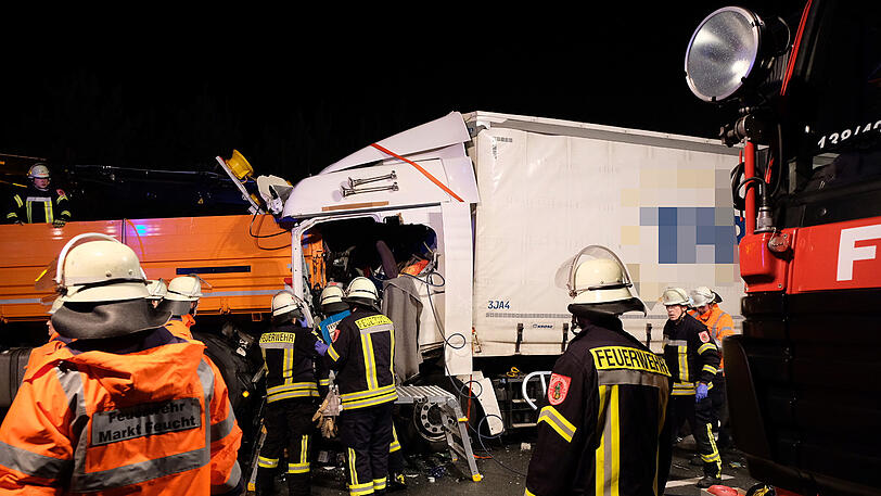 Die Fahrerkabine des Lkw wurde eingedrückt - der Fahrer kam mit lebensgefährlichen Verletzungen ins Krankenhaus.
