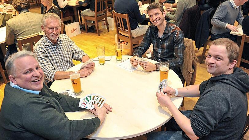 Prominente Runde: Paul Breitner (oben links), Thomas Müller (oben rechts), Wirt Christian Schottenhamel (unten links).