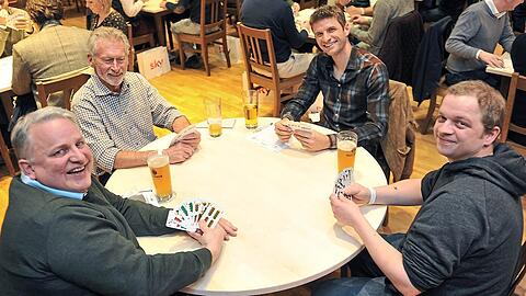 Prominente Runde: Paul Breitner (oben links), Thomas Müller (oben rechts), Wirt Christian Schottenhamel (unten links).