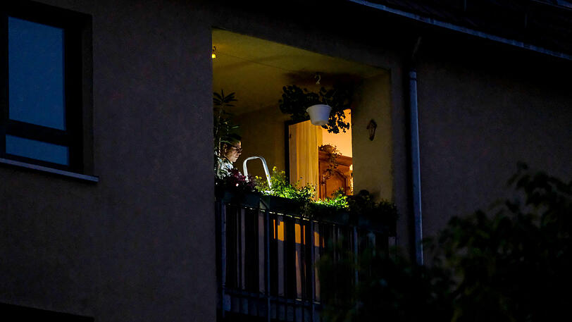 Ein Polizist sichert Spuren auf dem Balkon einer Wohnung in Nürnberg.