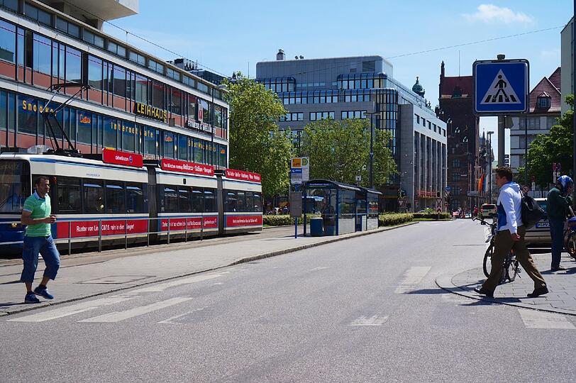 Kaum mehr zu erkennen: der Zebrastreifen auf der Arnulfstraße.
