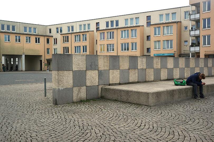 Tristesse rundherum: Der Walter-Sedlmyr-Platz in Feldmoching erfüllt im Moment noch nicht die Funktion eines Stadtteilzentrums. Durch eine neue Bebauung und einen Supermarkt soll sich das ändern.