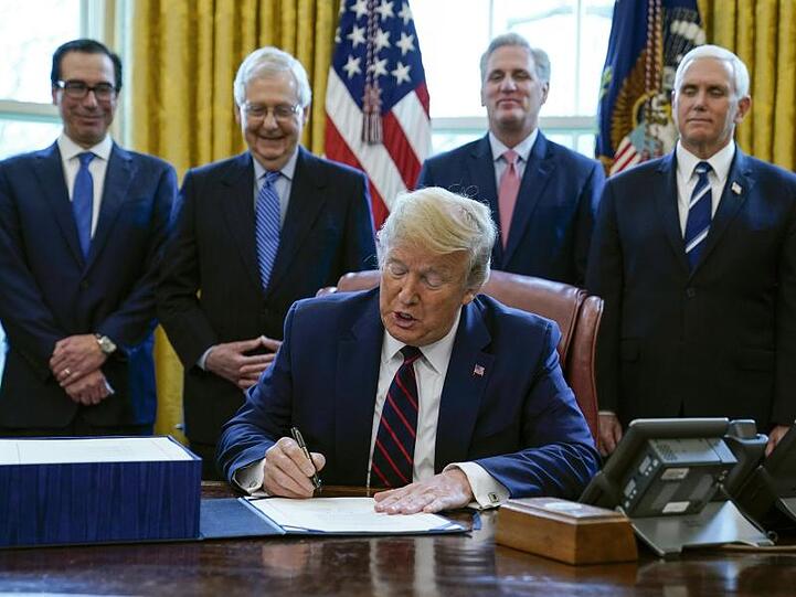 US-Präsident Donald Trump unterzeichnet das Coronavirus-Konjunkturpaket.