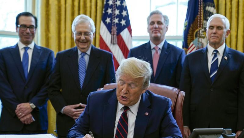 US-Präsident Donald Trump unterzeichnet das Coronavirus-Konjunkturpaket. US-Präsident Donald Trump unterzeichnet das Coronavirus-Konjunkturpaket.