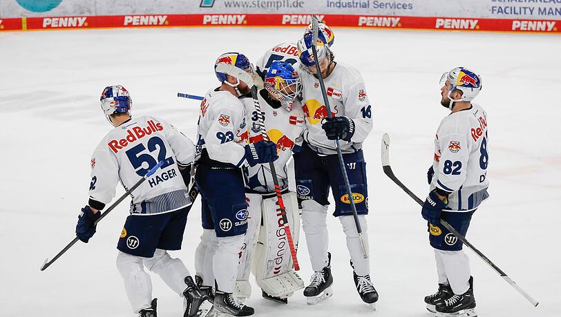 Die Spieler vom EHC München jubeln nach dem 3:0-Sieg.