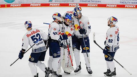 Die Spieler vom EHC München jubeln nach dem 3:0-Sieg.
