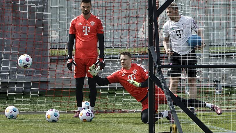 Noch bis 2025 bilden Sven Ulreich (l.) und Manel Neuer (Mitte) das erste Torhüter-Duo beim FC Bayern.